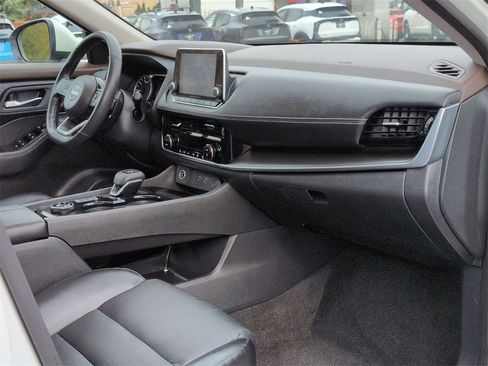 Used 2022 Nissan Rogue SV w/ SV Premium Package image 22