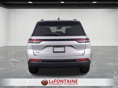 Used 2024 Jeep Grand Cherokee Altitude image 7