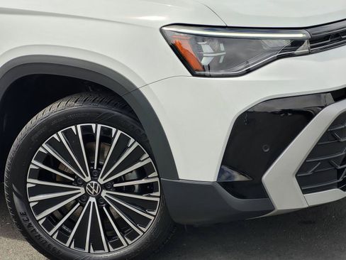 Certified 2025 Volkswagen Taos SE FWD image 5