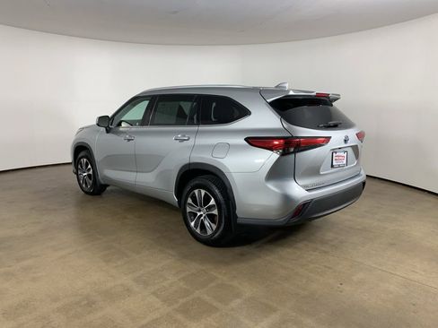 Used 2022 Toyota Highlander XLE AWD/4WD image 15