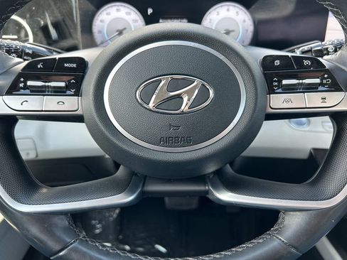 Used 2022 Hyundai Elantra Limited w/ Preferred Accessory Package FWD image 10