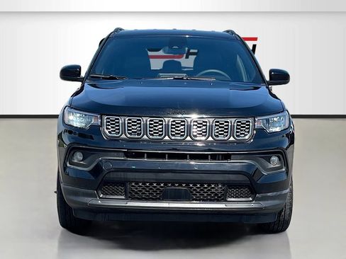 Used 2025 Jeep Compass Latitude AWD/4WD image 2