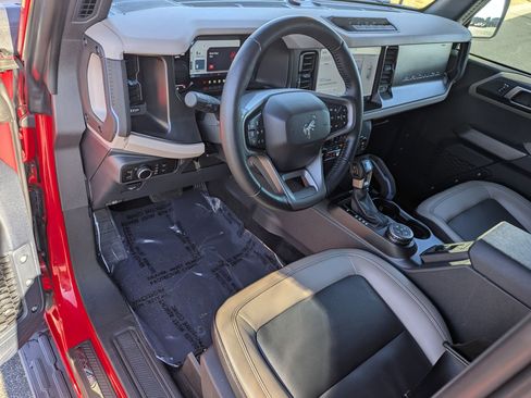 Used 2023 Ford Bronco Wildtrak image 9