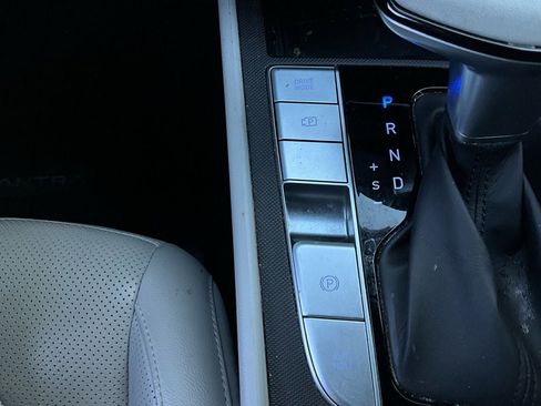 Used 2021 Hyundai Elantra Limited image 24