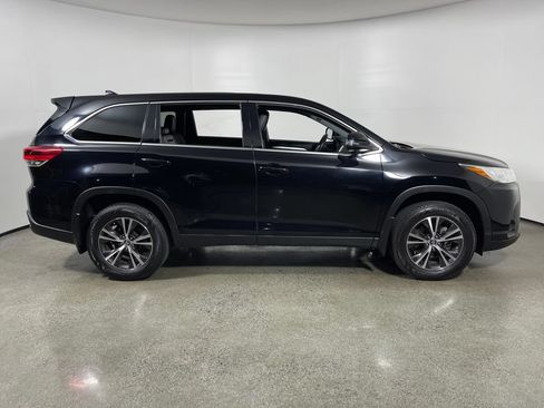 Used 2019 Toyota Highlander Plus FWD image 2