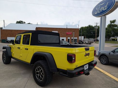 Used 2024 Jeep Gladiator Rubicon w/ Technology Group AWD/4WD image 8