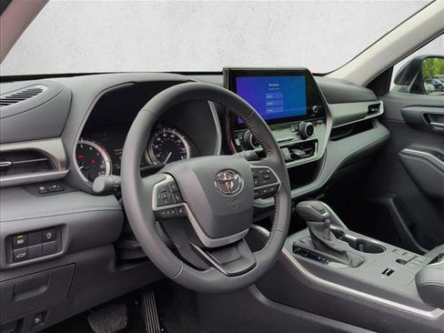 Used 2025 Toyota Highlander XLE FWD image 9
