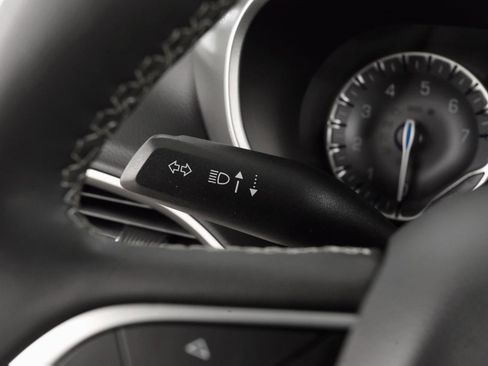 Used 2023 Chrysler Pacifica Touring-L image 17