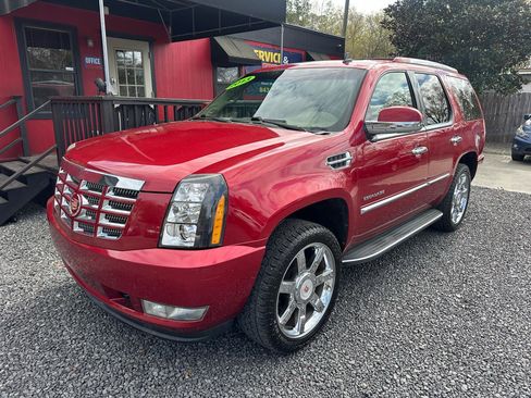 Used 2013 Cadillac Escalade Luxury image 2