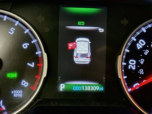 Used 2020 Toyota RAV4 XLE w/ Convenience Package FWD image 13