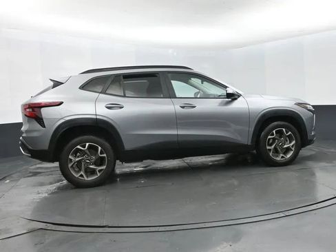 Used 2025 Chevrolet Trax LT image 4