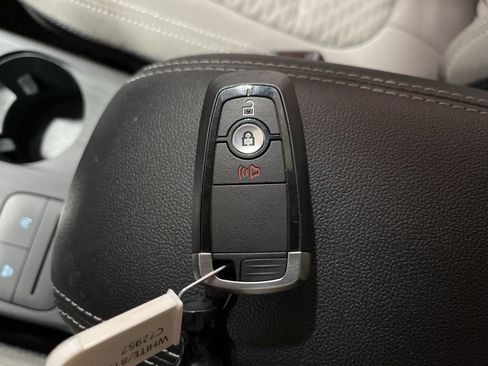 Used 2020 Ford Escape SE image 30