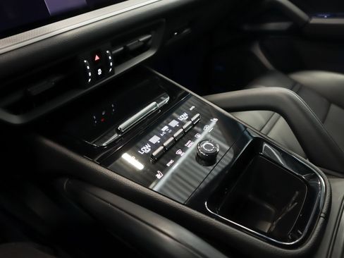 Certified 2024 Porsche Cayenne Coupe AWD/4WD image 15