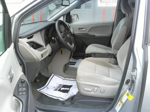 Used 2015 Toyota Sienna LE image 13