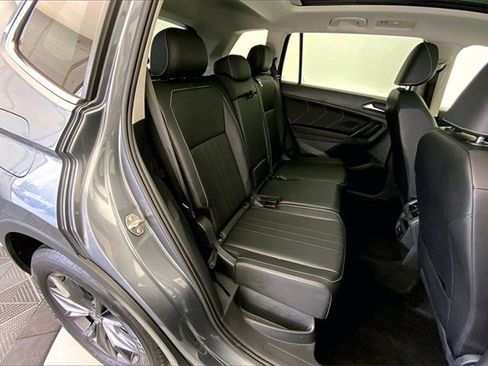 Used 2022 Volkswagen Tiguan SE w/ Panoramic Sunroof Package image 27