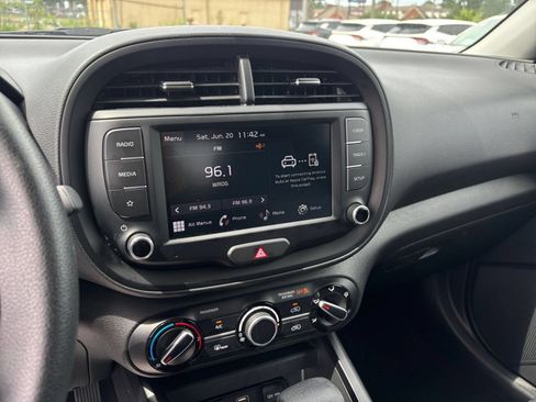 Used 2025 Kia Soul LX w/ LX Technology Package FWD image 20
