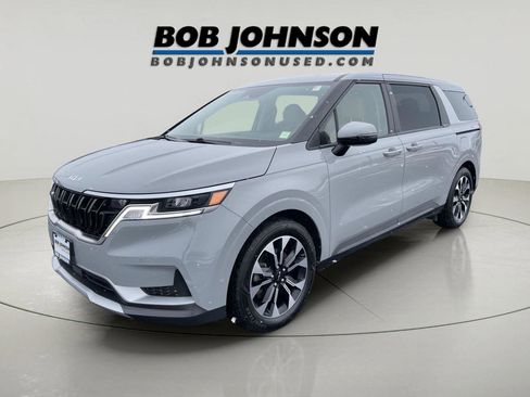 Used 2023 Kia Carnival EX image 3