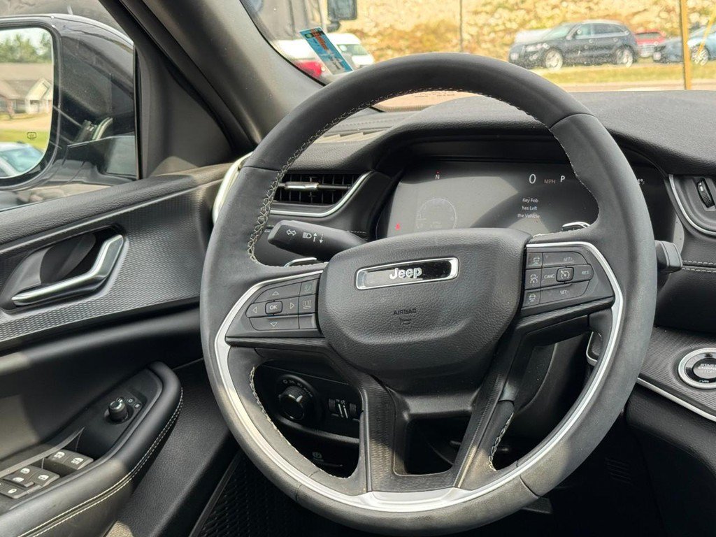 Used 2025 Jeep Grand Cherokee Altitude AWD/4WD image 8