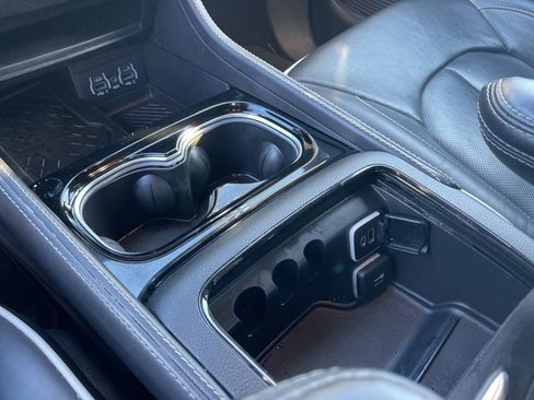 Used 2025 Chrysler Pacifica Limited image 33