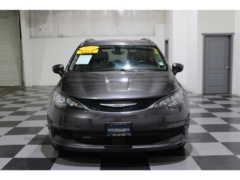 Used 2021 Chrysler Voyager Lxi image 2