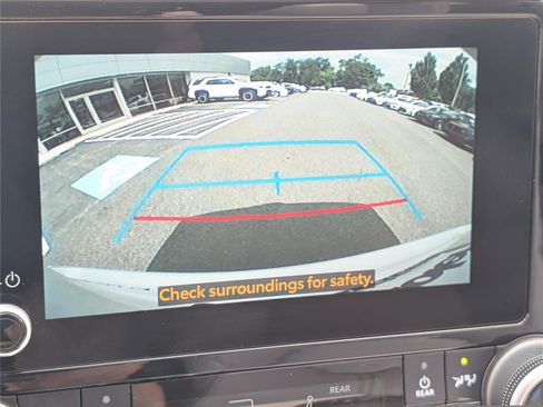 Used 2023 Toyota Highlander XLE AWD/4WD image 30