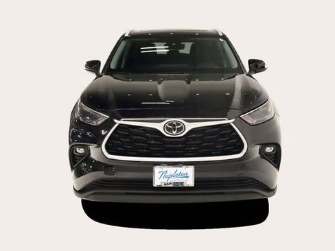 Used 2023 Toyota Highlander XLE image 3