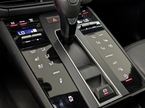 Certified 2023 Porsche Macan S AWD/4WD image 31