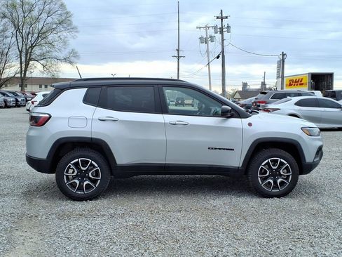 Used 2024 Jeep Compass Trailhawk AWD/4WD image 4