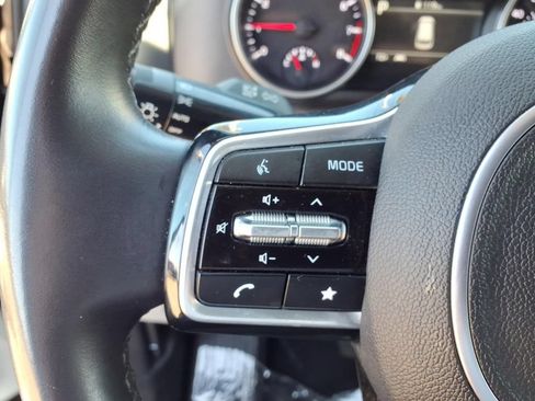 Used 2024 Kia Carnival LX FWD image 7