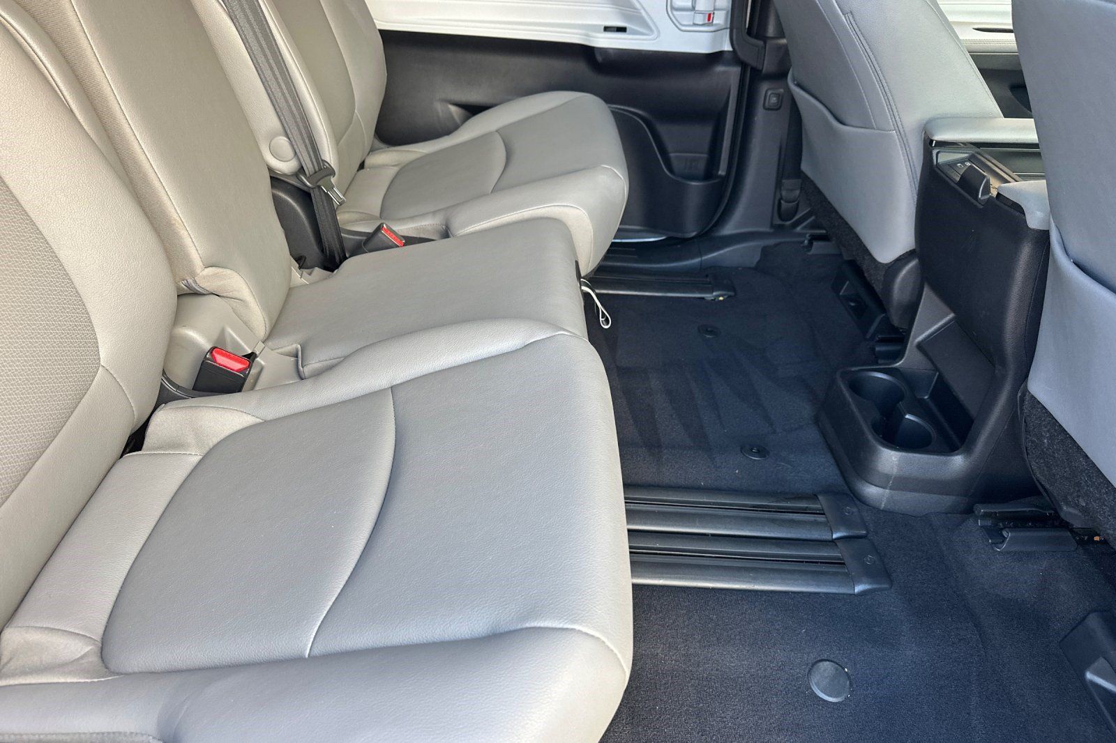 Used 2026 Toyota Sienna XLE FWD image 31