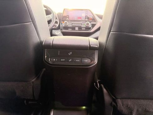 Used 2022 Toyota Highlander XLE image 8