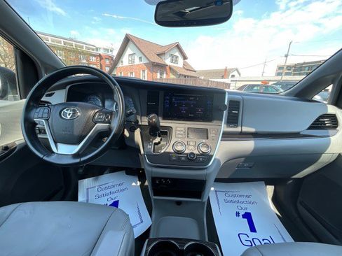 Used 2016 Toyota Sienna XLE w/ XLE Navigation Package image 12