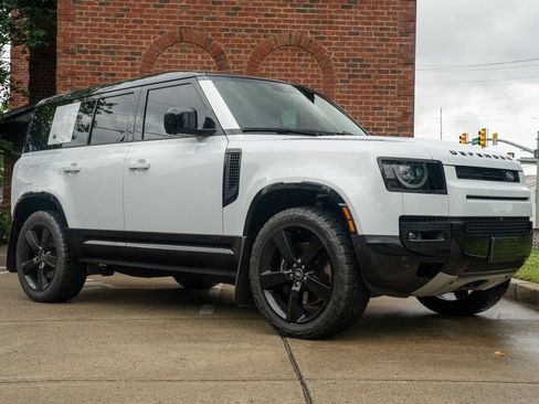 Used 2023 Land Rover Defender 110 V8 AWD/4WD image 3