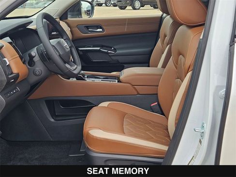 New 2026 Nissan Pathfinder Platinum image 11