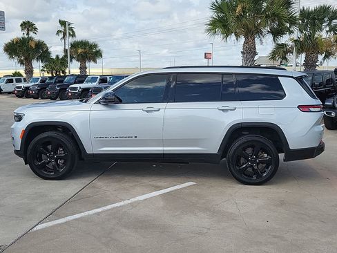 Certified 2024 Jeep Grand Cherokee L Limited w/ Black Appearance Package AWD/4WD image 11