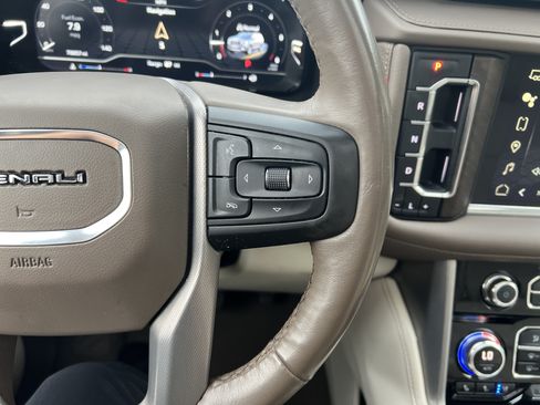 Used 2023 GMC Yukon Denali RWD image 17