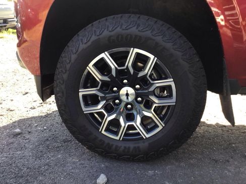 Used 2024 Chevrolet Colorado Z71 w/ Z71 Convenience Package 2 AWD/4WD image 9