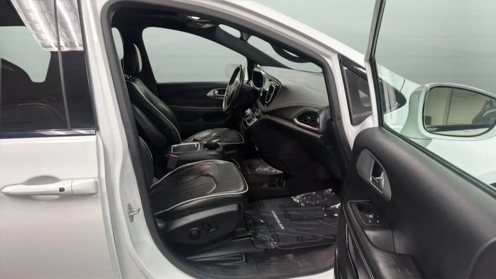 Used 2018 Chrysler Pacifica Limited w/ Advanced Safetytec Group FWD image 20