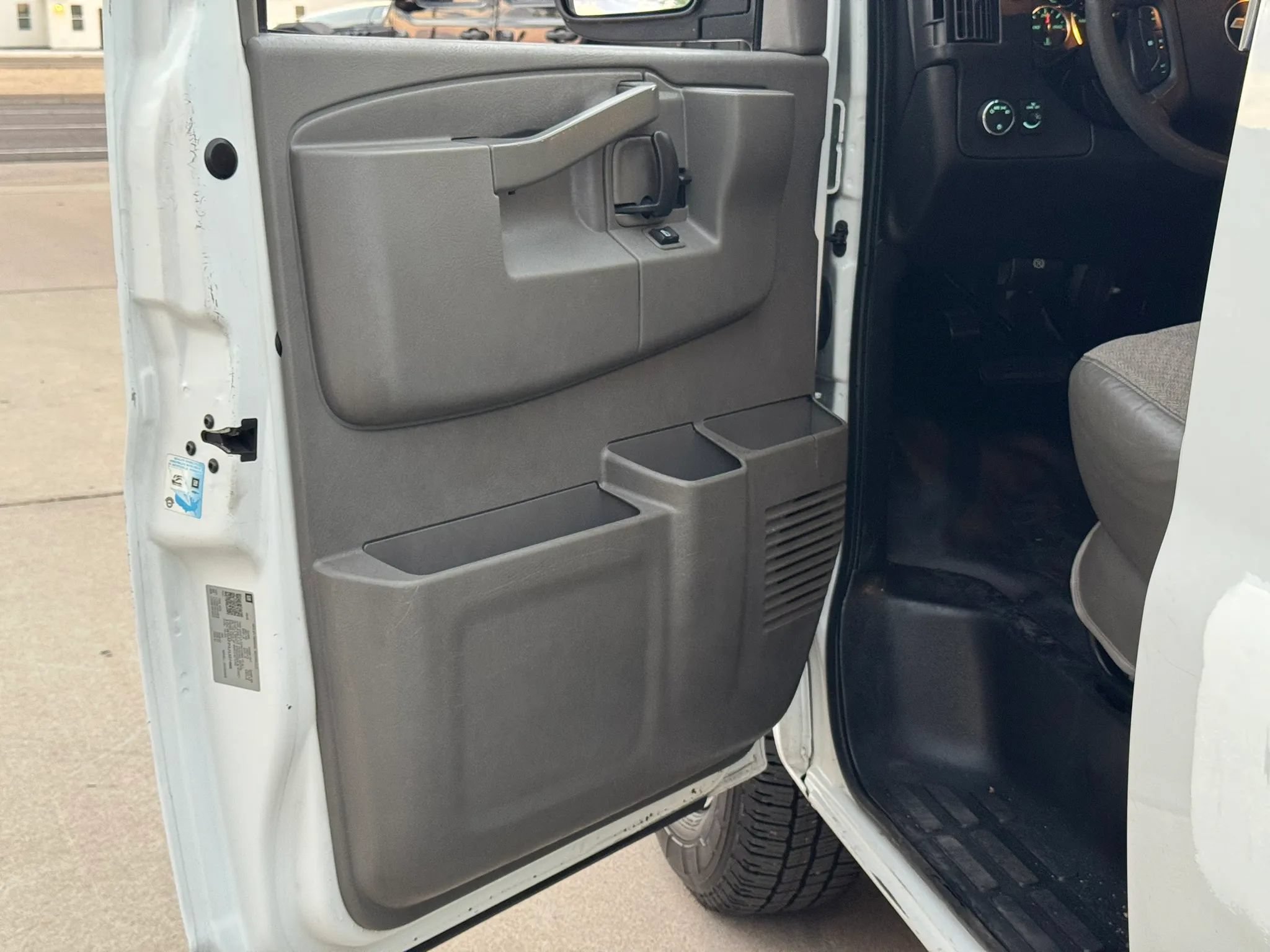 Used 2018 Chevrolet Express 2500 w/ Driver Convenience Package RWD image 9