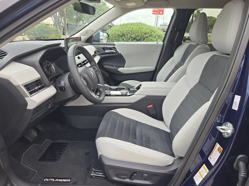 Used 2025 Mitsubishi Outlander SE FWD image 9