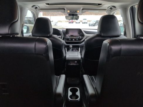Used 2020 Toyota Highlander XLE image 14