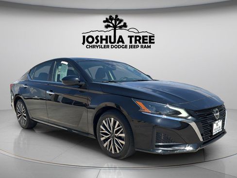 Used 2023 Nissan Altima 2.5 SV FWD image 1