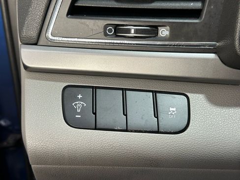 Used 2017 Hyundai Elantra SE image 28