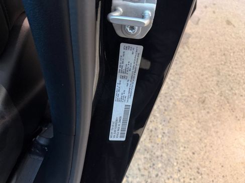 Used 2025 Chrysler Pacifica Limited FWD image 32