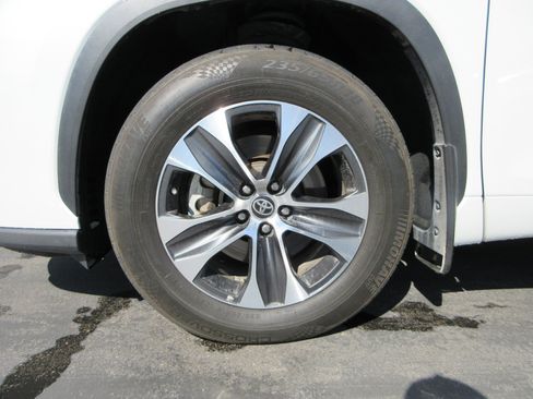 Used 2023 Toyota Highlander XLE AWD/4WD image 19
