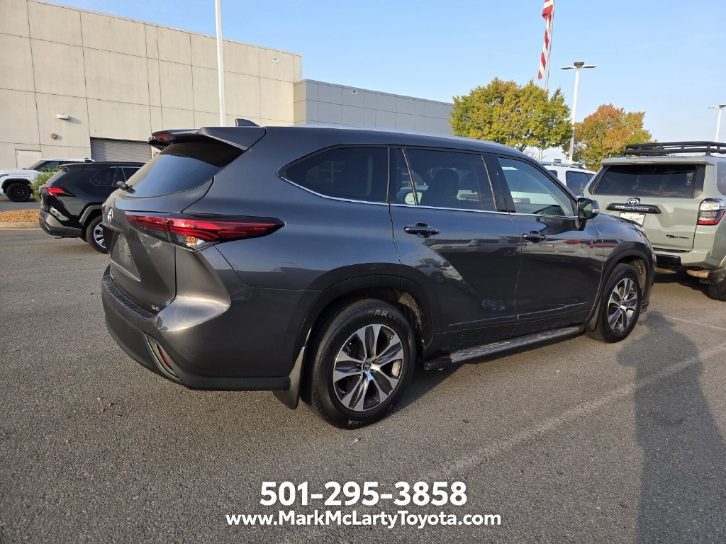 Used 2022 Toyota Highlander XLE FWD image 4