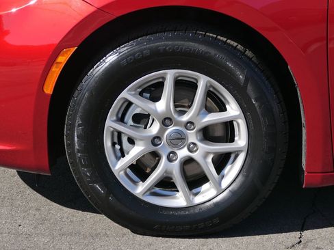 Used 2025 Chrysler Pacifica Select image 27