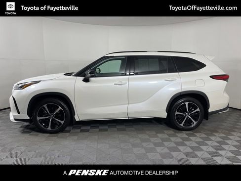 Used 2021 Toyota Highlander XSE image 2