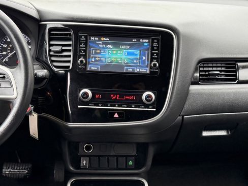 Used 2020 Mitsubishi Outlander SE image 19