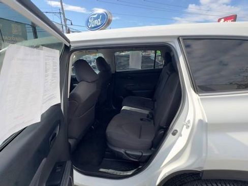 Used 2024 Toyota Highlander LE FWD image 21
